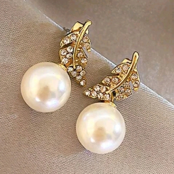 2/$29 Leaf and Pearl Earrings - Picture 5 of 9